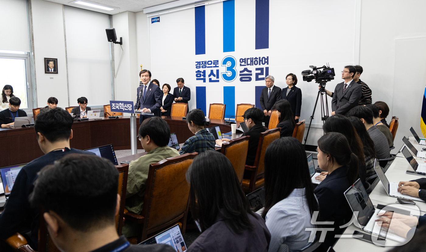 (서울=뉴스1) 이승배 기자 = 조국 조국혁신당 대표가 14일 서울 여의도 국회에서 6.3 국회의원 재보궐선거 평택을 출마 기자회견을 하며 취재진의 질문에 답하고 있다. 2026. …