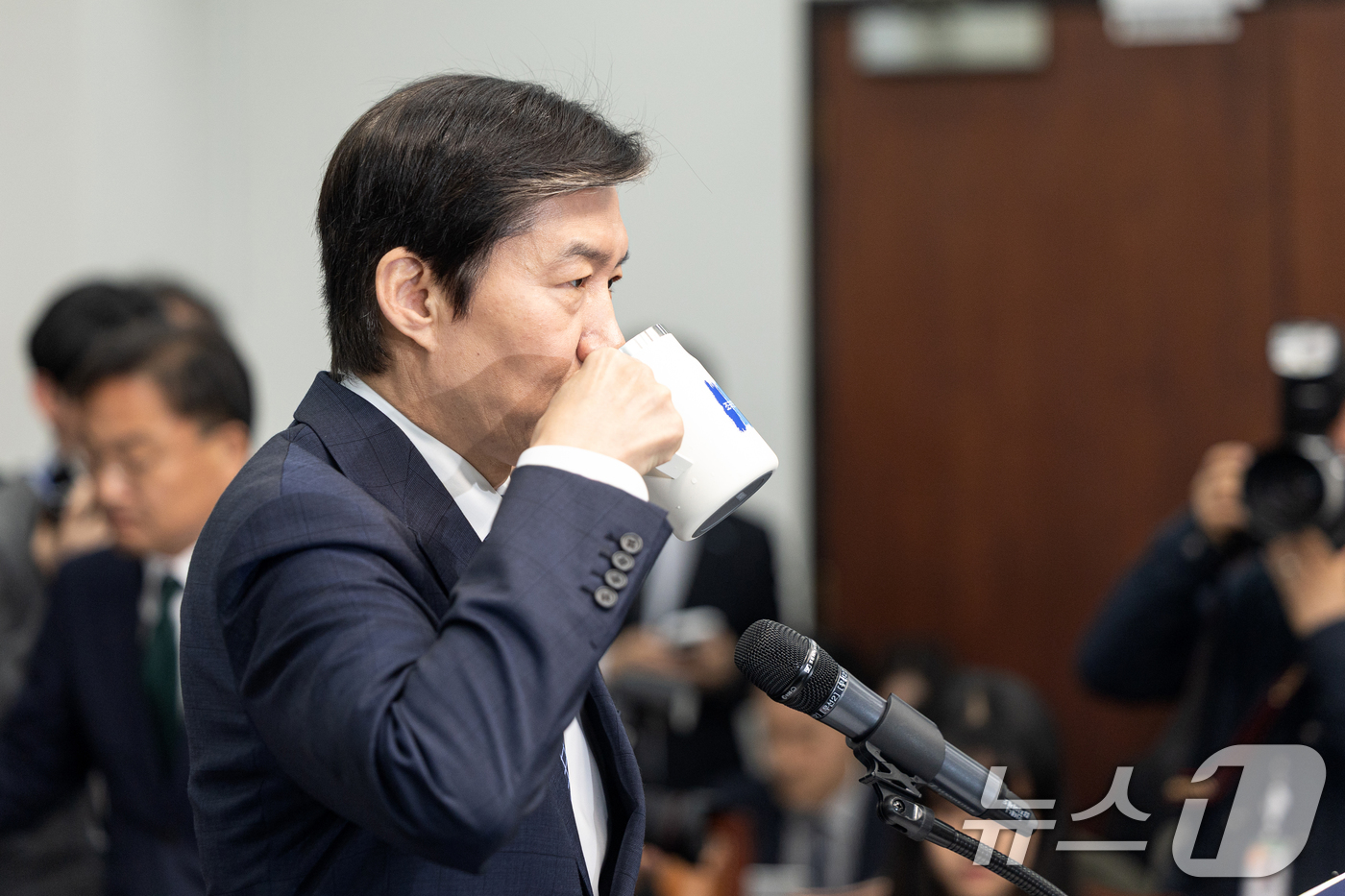 (서울=뉴스1) 이승배 기자 = 조국 조국혁신당 대표가 14일 서울 여의도 국회에서 6.3 국회의원 재보궐선거 평택을 출마 기자회견을 하기에 앞서 물을 마시고 있다. 2026.4. …