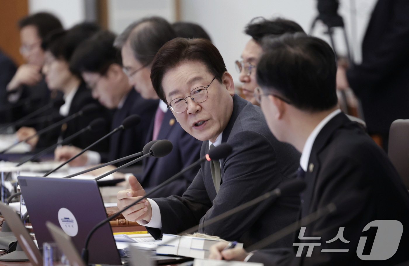 (서울=뉴스1) 이재명 기자 = 이재명 대통령이 14일 청와대에서 열린 제16회 국무회의 겸 제5차 비상경제점검회의에서 발언을 하고 있다. (청와대통신사진기자단) 2026.4.14 …