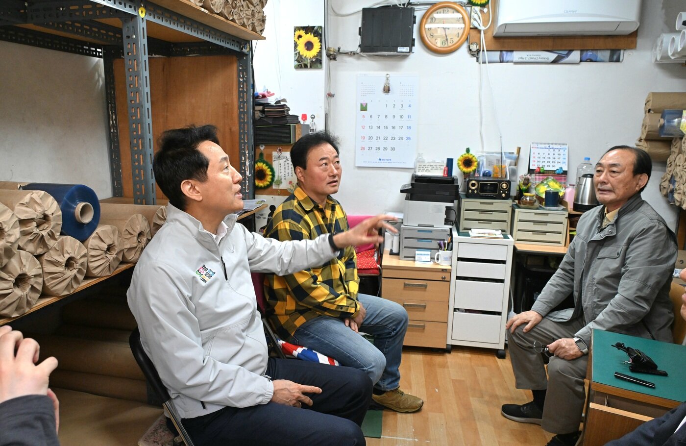 본문 이미지 - 14일 인쇄·포장재 업체 피해 현황을 파악하기 위해 오세훈 서울시장이 중구 '방산시장'에서 상인들과 대화를 나누고 있다.