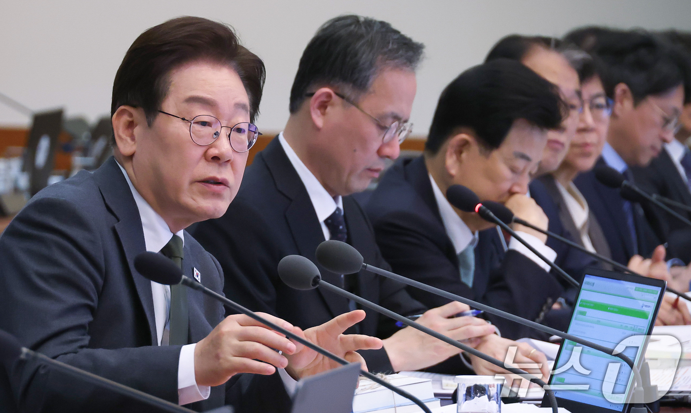 (서울=뉴스1) 허경 기자 = 이재명 대통령이 14일 청와대에서 열린 비상경제점검회의 겸 국무회의에서 발언하고 있다. (청와대통신사진기자단) 2026.4.14/뉴스1