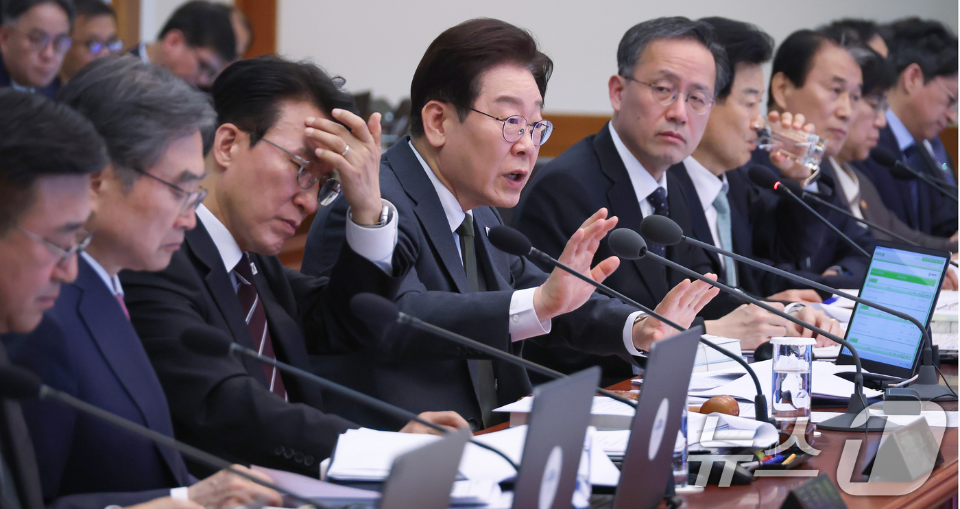 (서울=뉴스1) 허경 기자 = 이재명 대통령이 14일 청와대에서 열린 비상경제점검회의 겸 국무회의에서 발언하고 있다. (청와대통신사진기자단) 2026.4.14/뉴스1