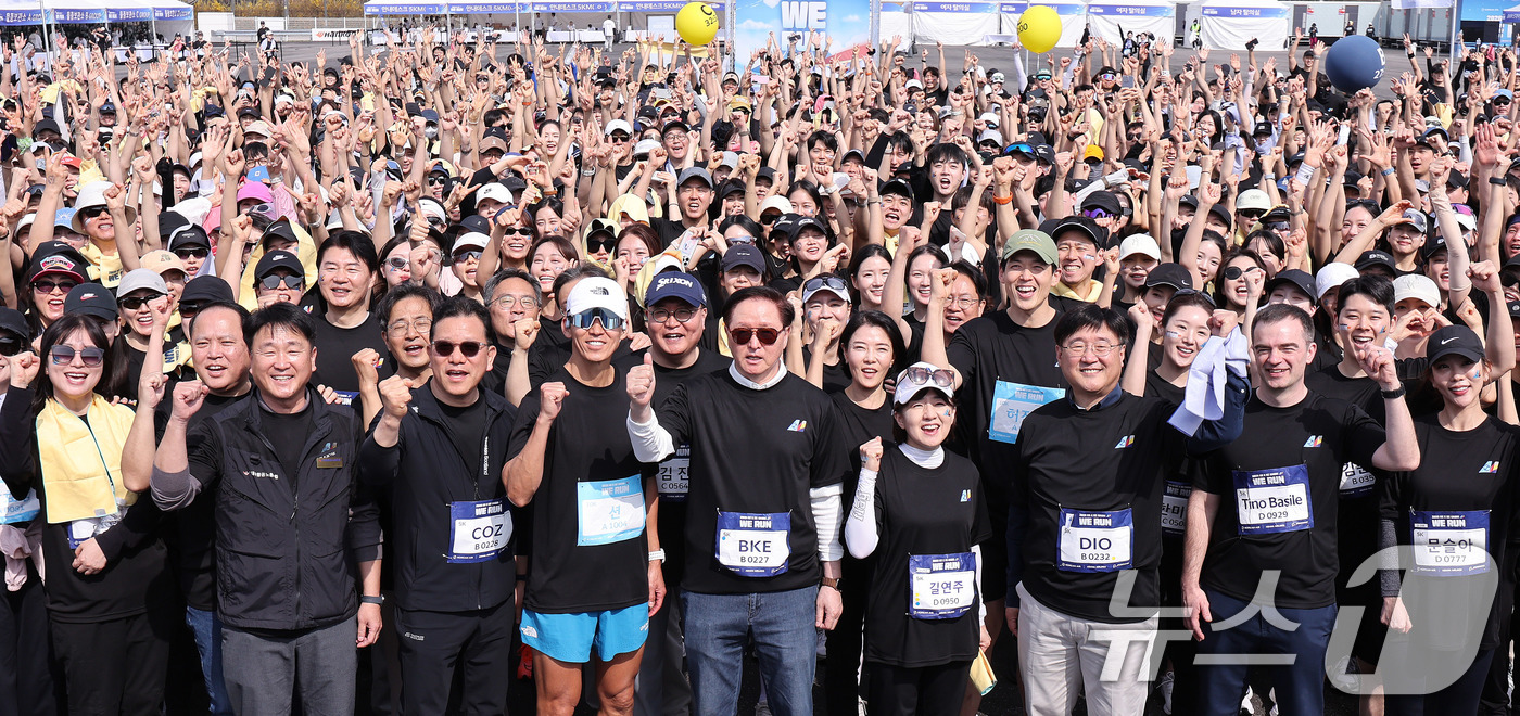 (인천=뉴스1) 박지혜 기자 = 14일 인천 중구 BMW 드라이빙센터에서 열린 대한항공·아시아나항공 객실승무원 화합 기부 러닝 행사 ‘WE RUN’에서 우기홍 대한항공 부회장, 송 …