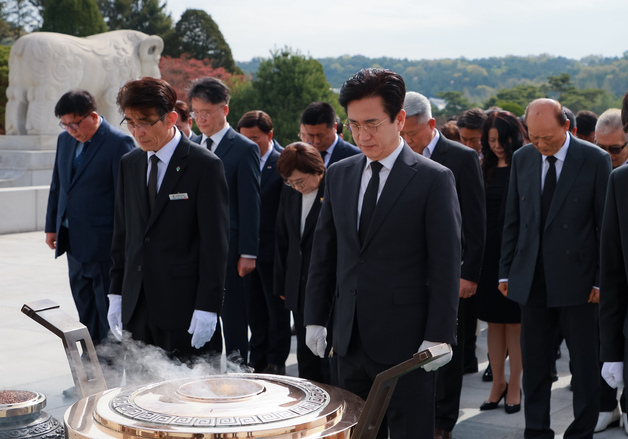 허태정 대전시장 후보 현충원 참배…"지방선거 압승 이끌 것"