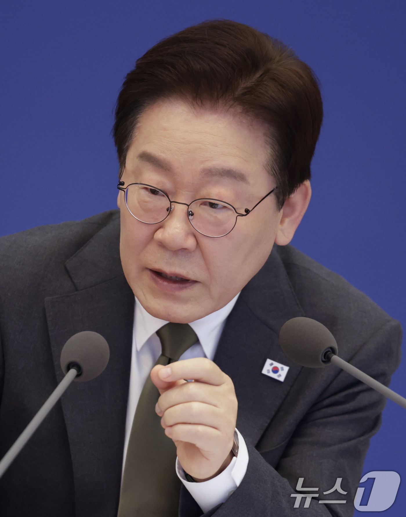 (서울=뉴스1) 이재명 기자 = 이재명 대통령이 14일 청와대에서 열린 제16회 국무회의 겸 제5차 비상경제점검회의에서 발언을 하고 있다. (청와대통신사진기자단) 2026.4.14 …