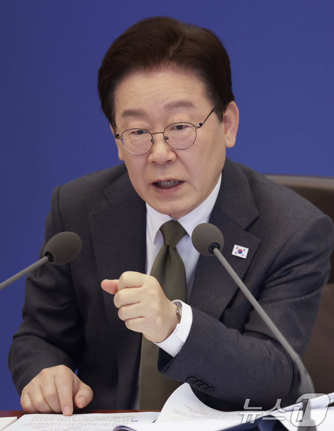 (서울=뉴스1) 이재명 기자 = 이재명 대통령이 14일 청와대에서 열린 제16회 국무회의 겸 제5차 비상경제점검회의에서 발언을 하고 있다. (청와대통신사진기자단) 2026.4.14 …