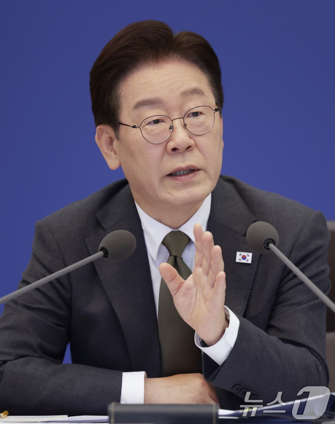 (서울=뉴스1) 이재명 기자 = 이재명 대통령이 14일 청와대에서 열린 제16회 국무회의 겸 제5차 비상경제점검회의에서 발언을 하고 있다. (청와대통신사진기자단) 2026.4.14 …