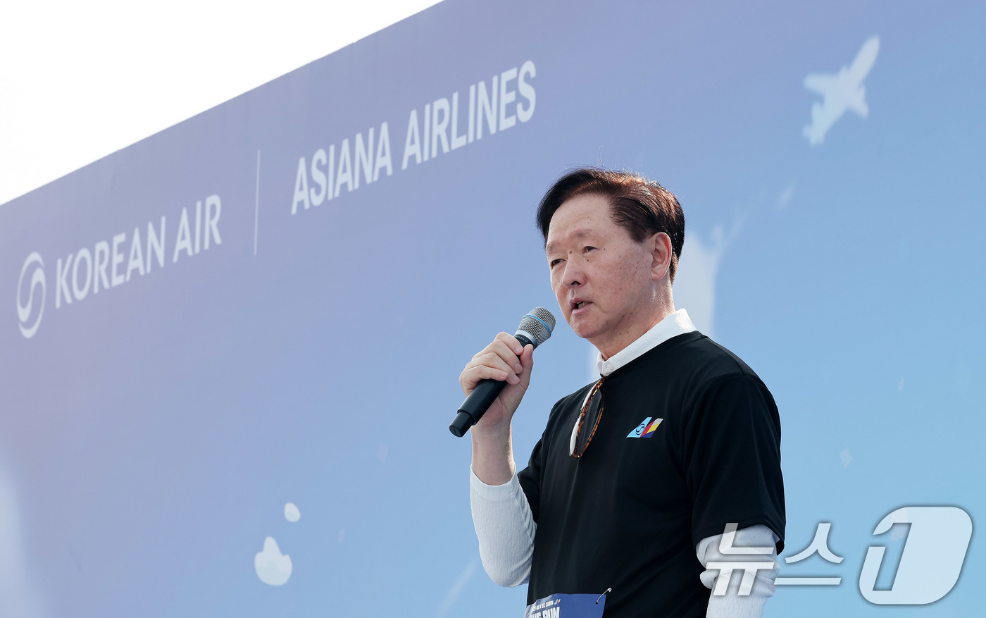 (인천=뉴스1) 박지혜 기자 = 우기홍 대한항공 부회장 14일 인천 중구 BMW 드라이빙센터에서 열린 대한항공·아시아나항공 객실승무원 화합 기부 러닝 행사 ‘WE RUN’에서 인사 …