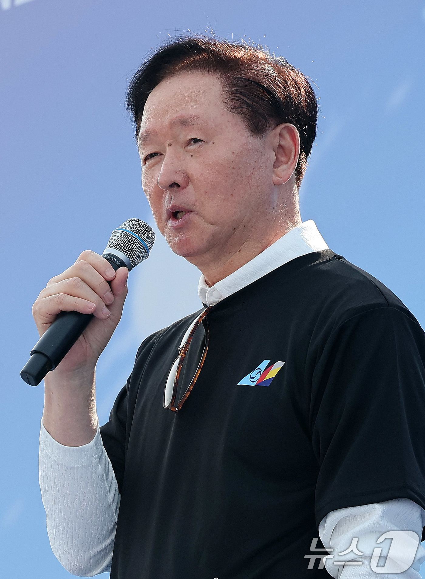 (인천=뉴스1) 박지혜 기자 = 우기홍 대한항공 부회장 14일 인천 중구 BMW 드라이빙센터에서 열린 대한항공·아시아나항공 객실승무원 화합 기부 러닝 행사 ‘WE RUN’에서 인사 …