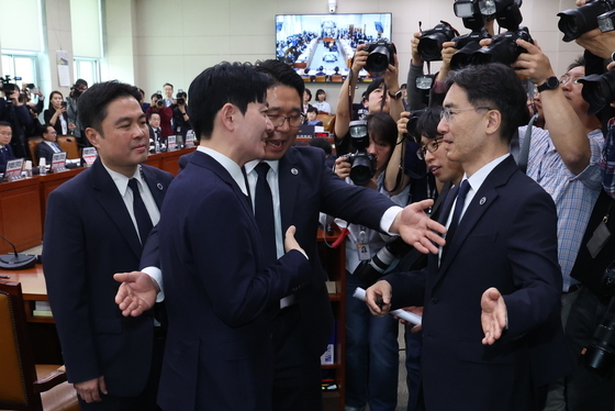 청문회 선서거부로 퇴장당하는 박상용 검사