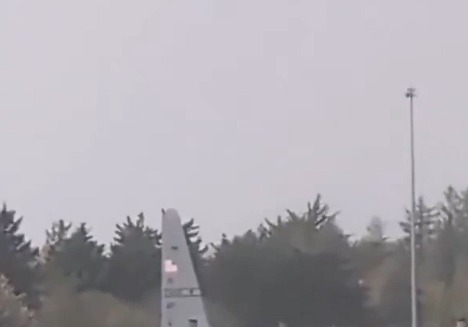 美수송기 날개 올라가 도끼질 쾅쾅…아일랜드 공항 침입男 체포