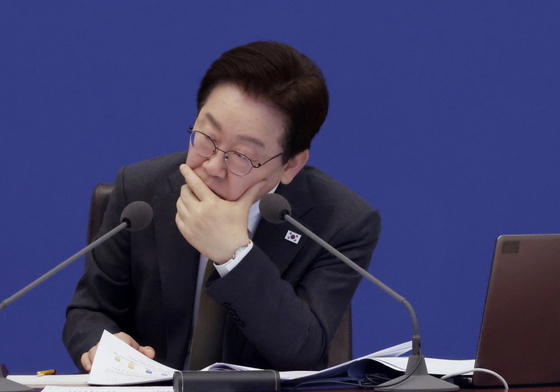 발언 경청하는 이재명 대통령