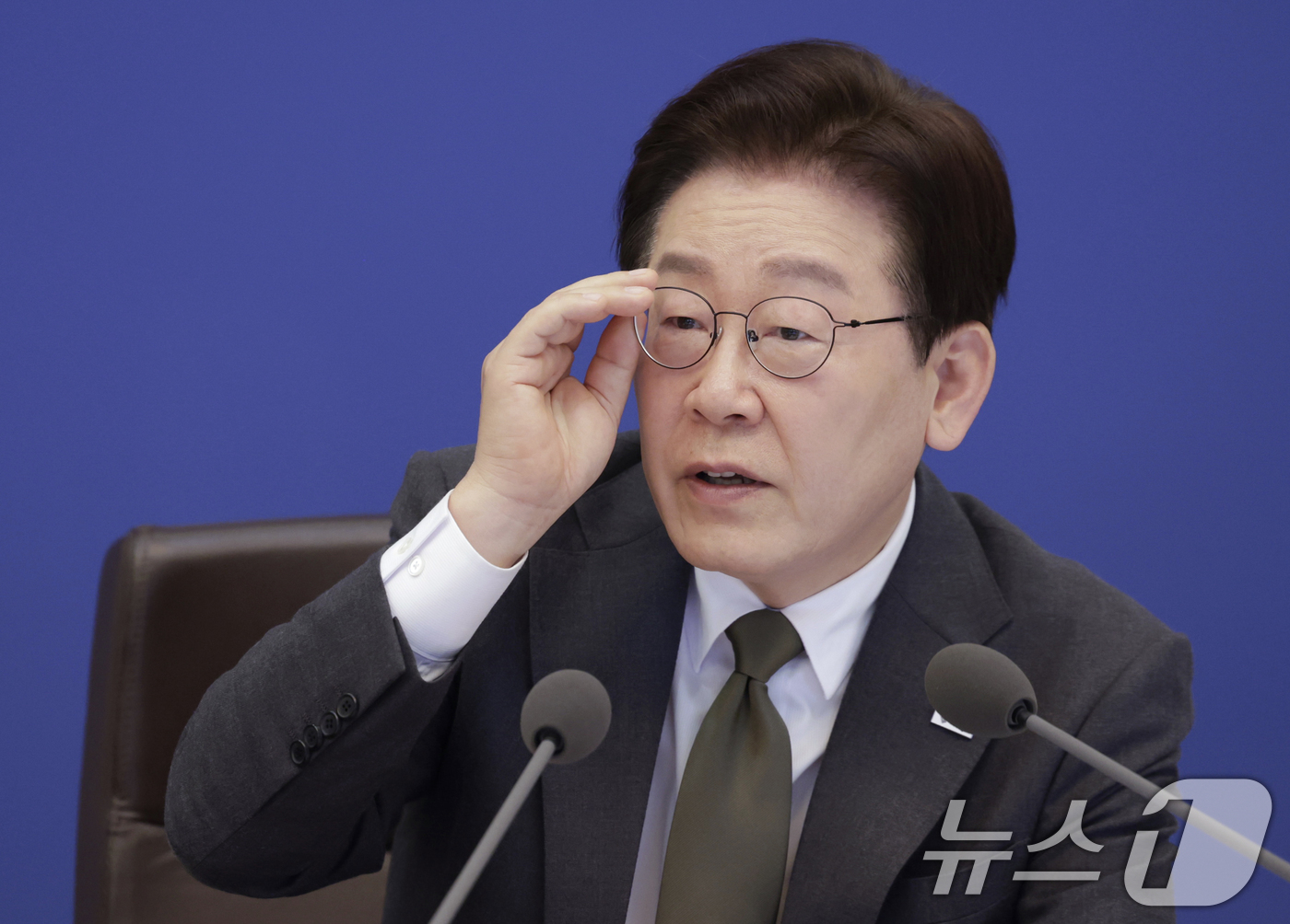 (서울=뉴스1) 이재명 기자 = 이재명 대통령이 14일 청와대에서 열린 제16회 국무회의 겸 제5차 비상경제점검회의에서 발언을 하고 있다. (청와대통신사진기자단) 2026.4.14 …