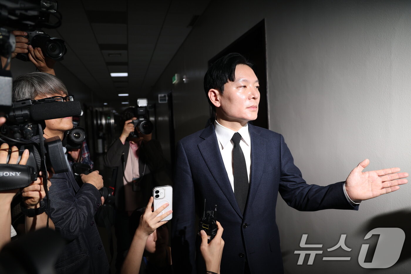 본문 이미지 - 14일 서울 여의도 국회에서 열린 제434회국회(임시회) 윤석열 정권 정치검찰 조작기소 의혹 사건 진상규명 국정조사특별위원회 쌍방울 대북송금 조작기소 의혹 사건 청문회에서 증인으로 출석한 박상용 검사가 증인 선서 거부 및 소명서 미제출로 퇴장 당해 입장을 밝히고 있다. 2026.4.14 ⓒ 뉴스1 이승배 기자