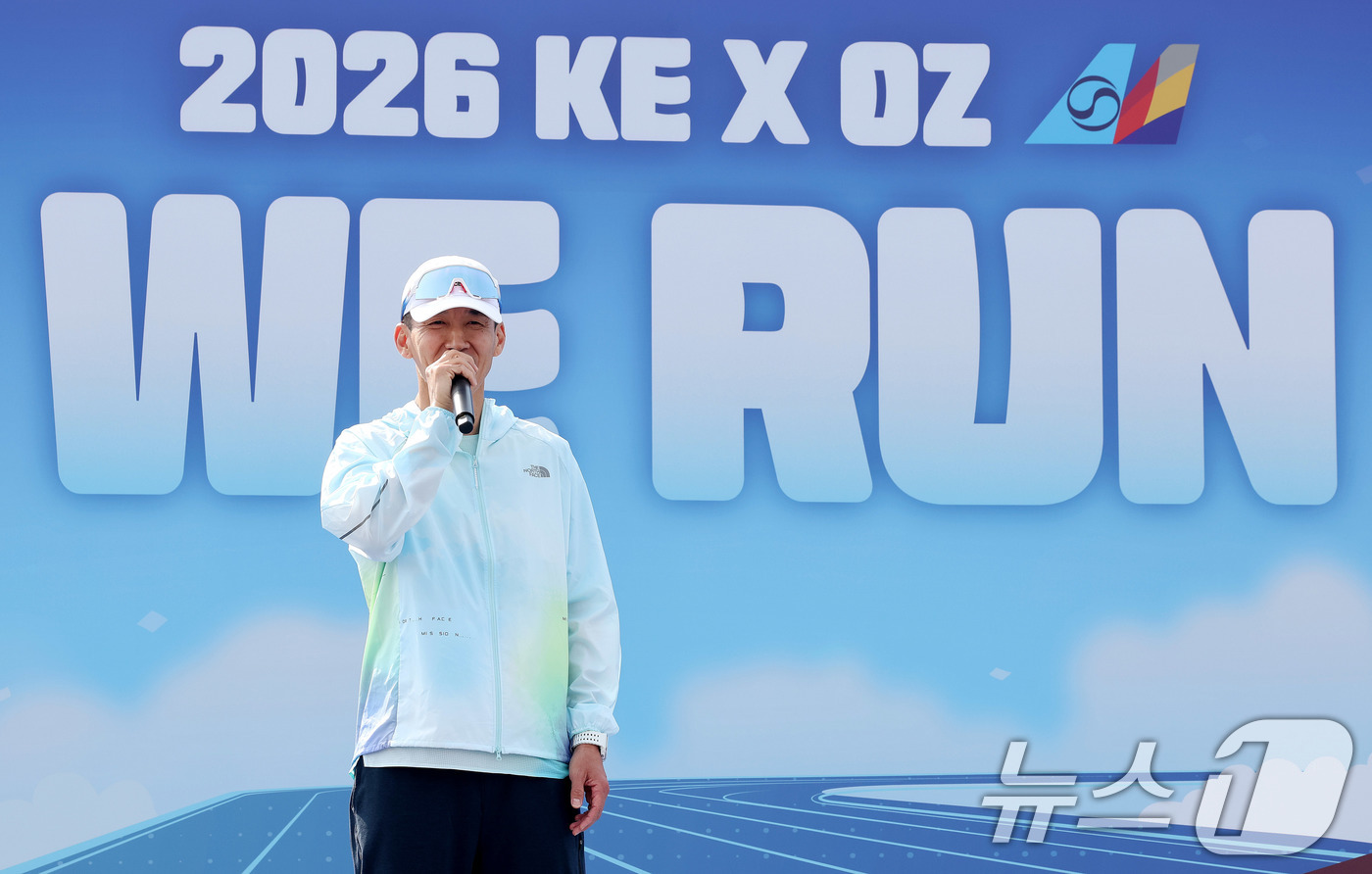 (인천=뉴스1) 박지혜 기자 = 가수 션이 14일 인천 중구 BMW 드라이빙센터에서 열린 대한항공·아시아나항공 객실승무원 화합 기부 러닝 행사 ‘WE RUN’에서 축사를 하고 있다 …