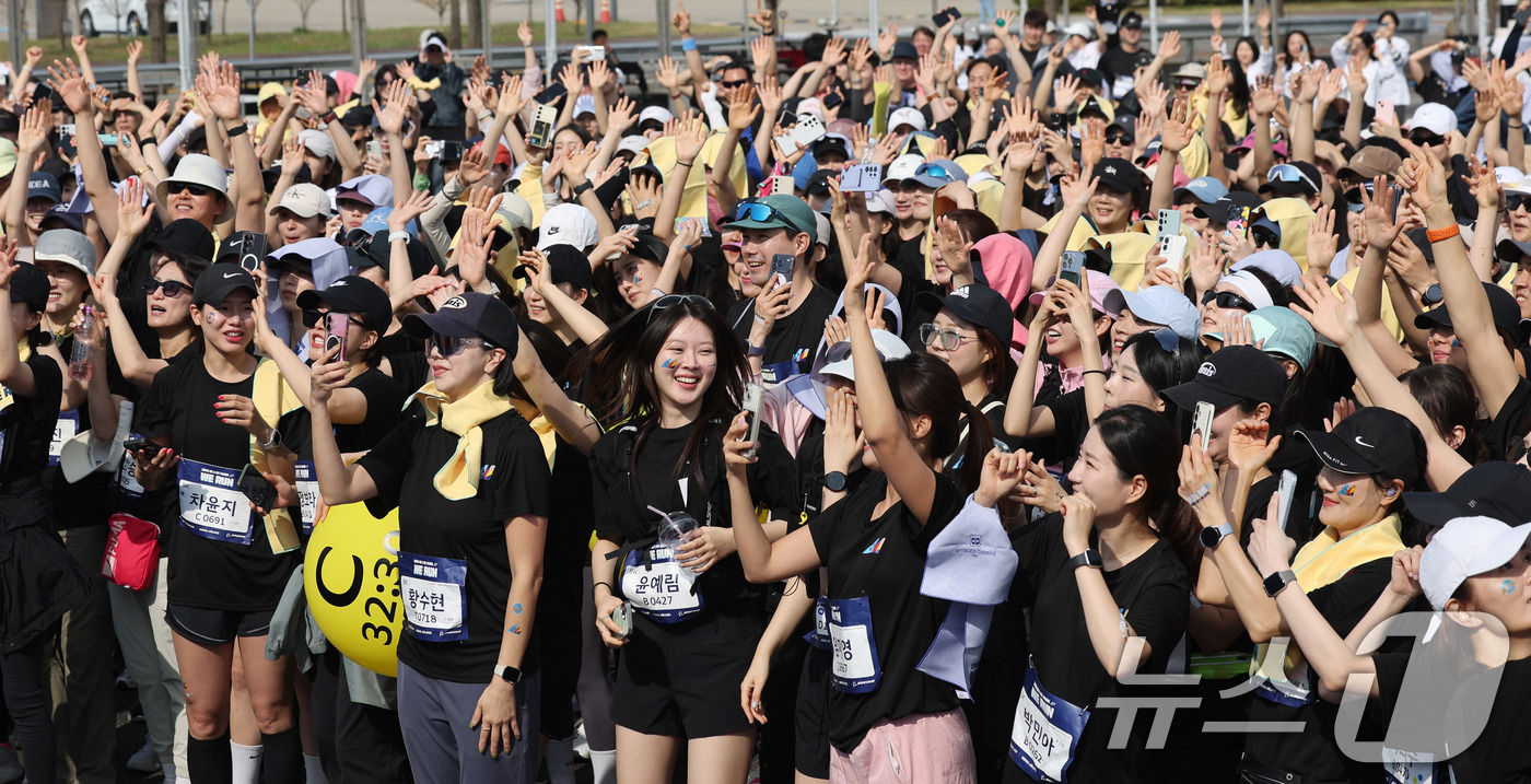 (인천=뉴스1) 박지혜 기자 = 14일 인천 중구 BMW 드라이빙센터에서 열린 대한항공·아시아나항공 객실승무원 화합 기부 러닝 행사 ‘WE RUN’에서 참가자들이 가수 션의 노래에 …