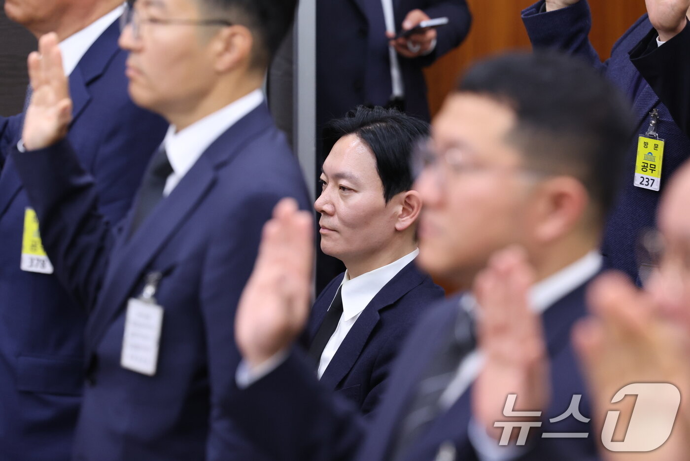 본문 이미지 - '쌍방울 대북 송금' 사건을 수사했던 박상용 검사가 14일 서울 여의도 국회 윤석열정권정치검찰조작기소의혹사건진상규명국정조사특별위원회에서 열린 쌍방울 대북송금 조작기소 의혹 사건 청문회에서 증인 선서를 거부하고 있다. ⓒ 뉴스1 신웅수 기자