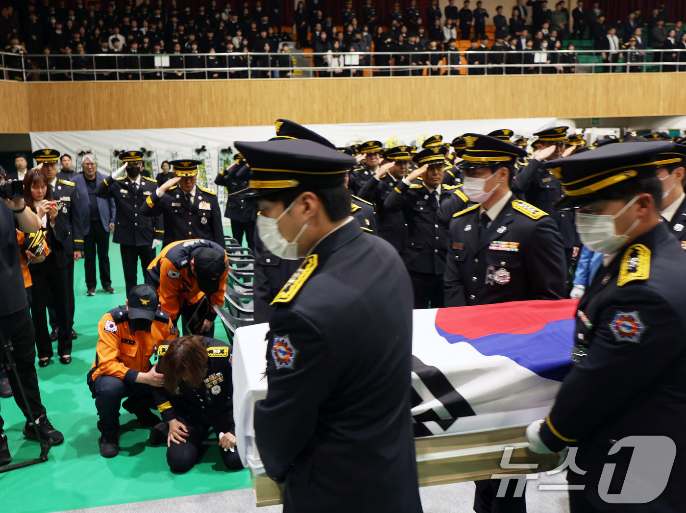 (완도=뉴스1) 박지현 기자 = 14일 전남 완도군 농어민문화체육센터에서 열린 순직 소방공무원 영결식에서 관이 운구되자 동료소방관이 오열하고 있다. 2026.4.14/뉴스1