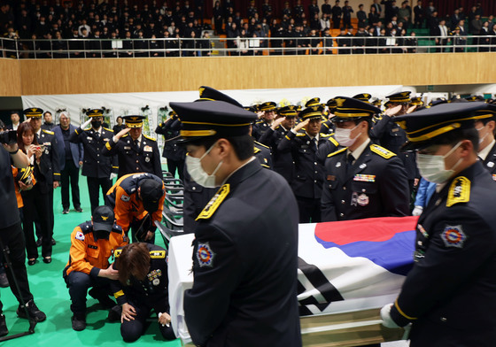 비통한 순직소방관의 동료들