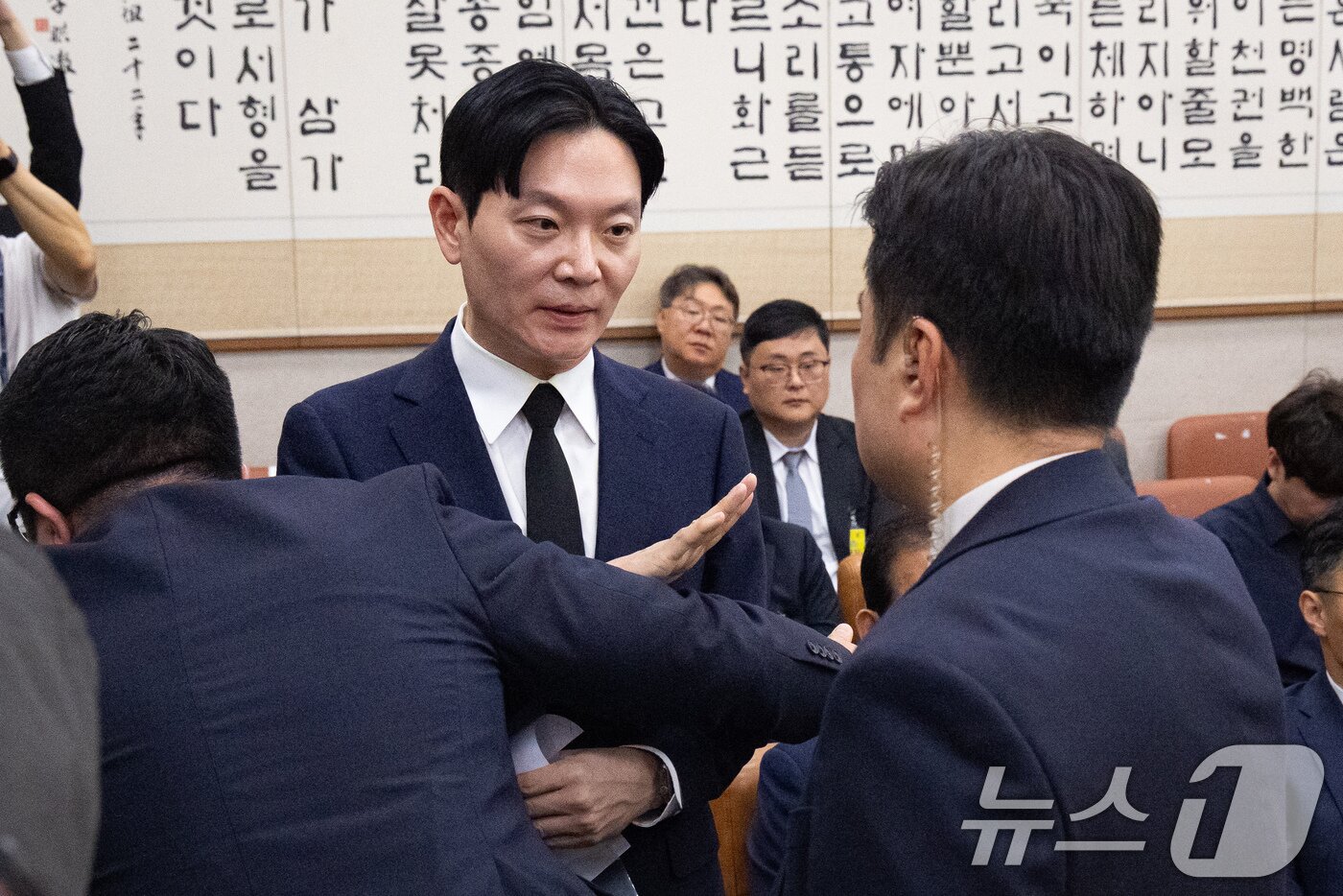 본문 이미지 - '쌍방울 대북 송금' 사건을 수사했던 박상용 검사가 14일 서울 여의도 국회에서 열린 제434회 국회(임시회) 윤석열 정권 정치검찰 조작기소 의혹 사건 진상규명 국정조사특별위원회 쌍방울 대북송금 조작기소 의혹 사건 청문회에 출석해 증인 선서를 거부한 후 경위들에 의해 퇴장하고 있다. 2026.4.14 ⓒ 뉴스1 유승관 기자