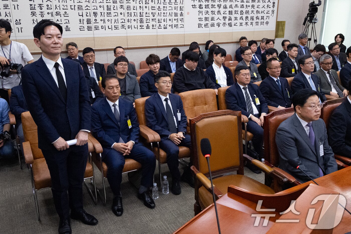 본문 이미지 - '쌍방울 대북 송금' 사건을 수사했던 박상용 검사가 14일 서울 여의도 국회에서 열린 제434회 국회(임시회) 윤석열 정권 정치검찰 조작기소 의혹 사건 진상규명 국정조사특별위원회 쌍방울 대북송금 조작기소 의혹 사건 청문회에 출석해 증인 선서를 거부한 후 소명 발언 기회를 요구하고 있다. 2026.4.14 ⓒ 뉴스1 유승관 기자