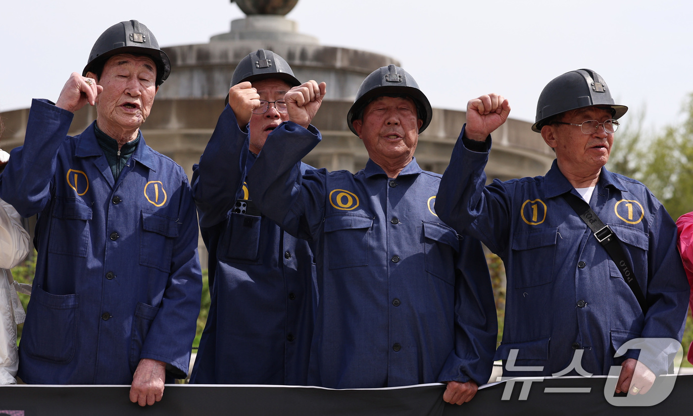 (서울=뉴스1) 구윤성 기자 = 사북사건 피해자와 유가족들이 14일 오전 서울 종로구 청와대 사랑재 앞 분수광장에서 기자회견을 열고, 국가폭력에 대한 정부차원의 공식 사과를 촉구하 …