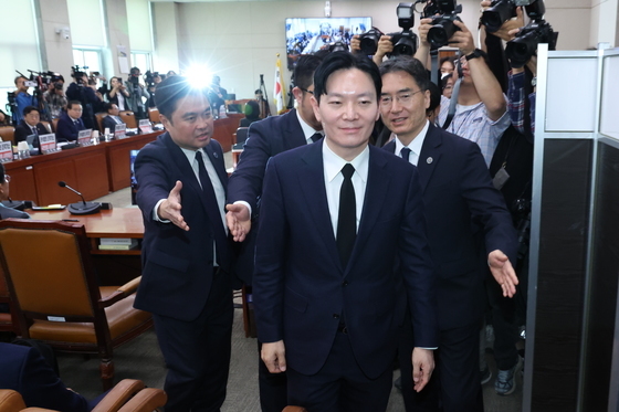 퇴장하는 박상용 검사