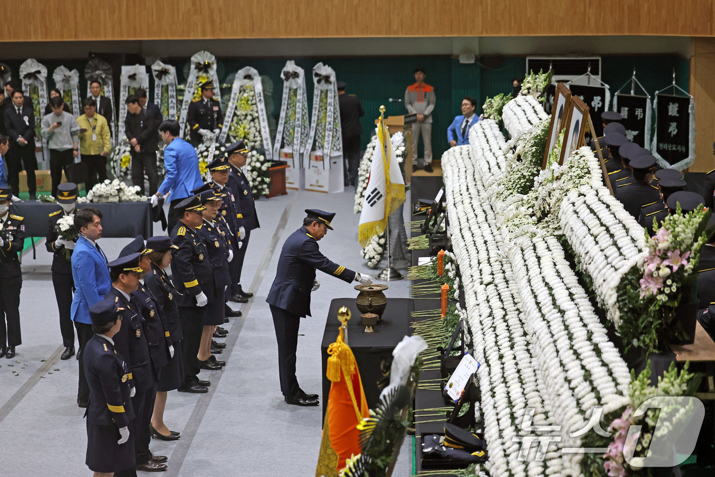 (완도=뉴스1) 박지현 기자 = 14일 전남 완도군 농어민문화체육센터에서 열린 순직 소방공무원 영결식에서 동료소방관들이 분향하고 있다. 2026.4.14/뉴스1