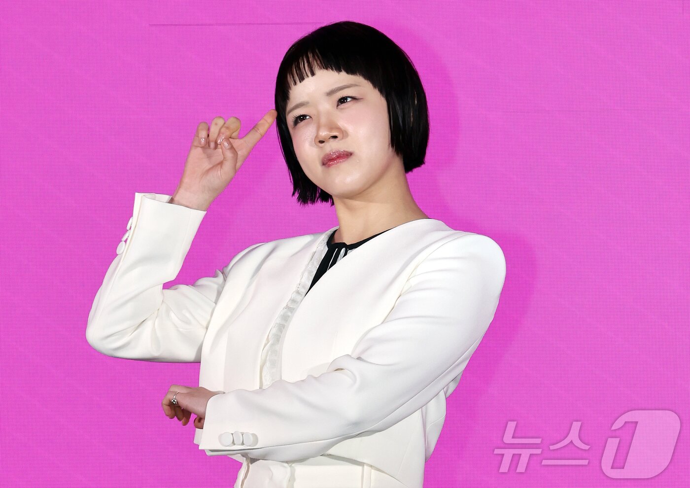 본문 이미지 - 배우 김향기가 14일 서울 영등포구 신도림 더 세인트 그랜드볼룸에서 열린 쿠팡플레이 시리즈 ‘로맨스의 절대값’ 제작발표회에 참석해 포즈를 취하고 있다. '로맨스의 절대값'은 꽃미남 선생님들을 주인공으로 로맨스 소설을 쓰던 여고생이 현실에서 그들과 예상치 못한 순간들을 마주하며, 파란만장한 학교생활의 주인공이 되는 하이틴 로맨스로 오는 17일 오후 8시 공개된다. 2026.4.14 ⓒ 뉴스1 김진환 기자