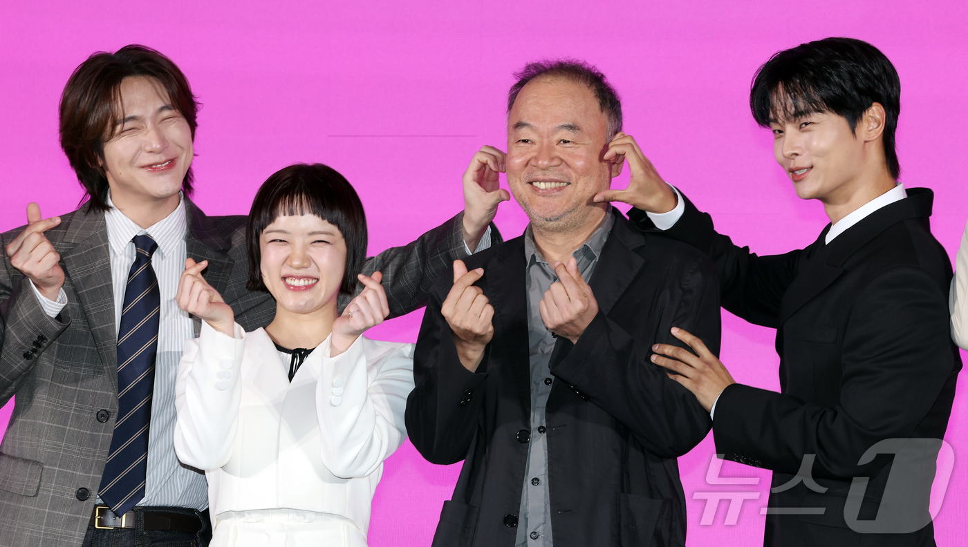 (서울=뉴스1) 김진환 기자 = 배우 김재현(왼쪽부터), 김향기, 이태곤 감독, 차학연이 14일 서울 영등포구 신도림 더 세인트 그랜드볼룸에서 열린 쿠팡플레이 시리즈 ‘로맨스의 절 …