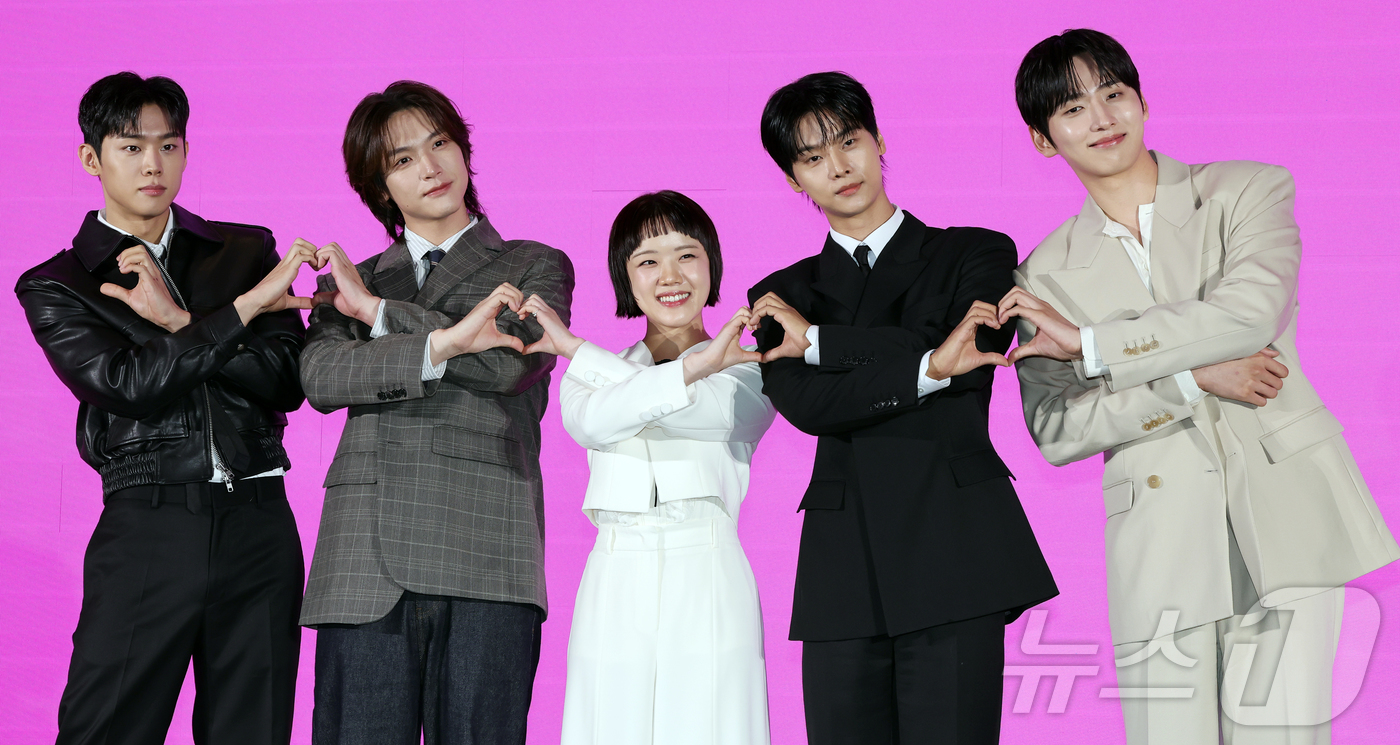 (서울=뉴스1) 김진환 기자 = 배우 손정혁(왼쪽부터), 김재현, 김향기, 차학연, 김동규가 14일 서울 영등포구 신도림 더 세인트 그랜드볼룸에서 열린 쿠팡플레이 시리즈 ‘로맨스의 …