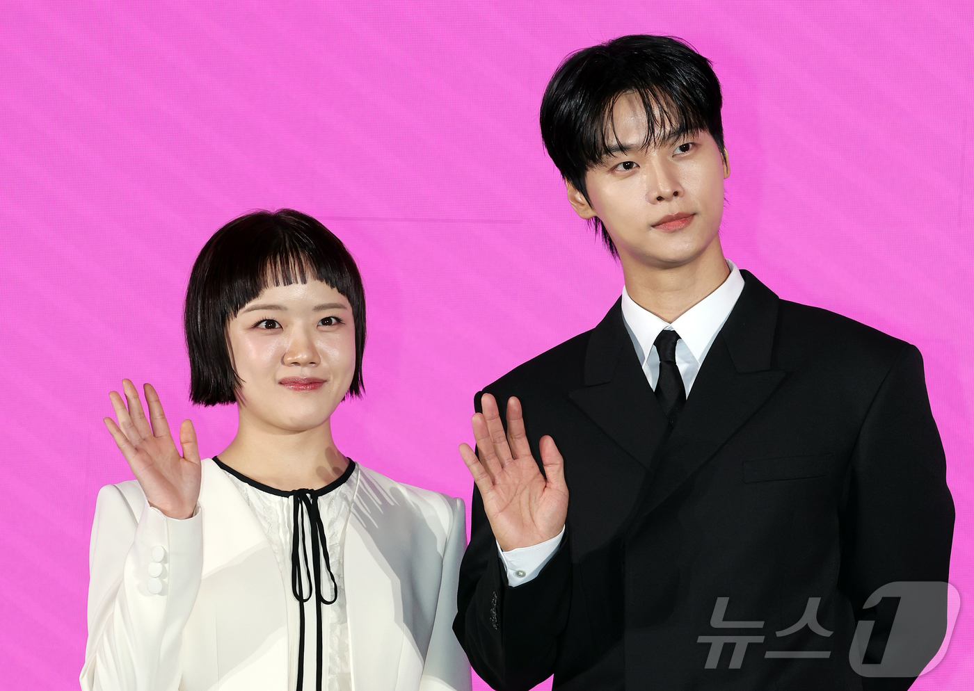 (서울=뉴스1) 김진환 기자 = 배우 김향기와 차학연이 14일 서울 영등포구 신도림 더 세인트 그랜드볼룸에서 열린 쿠팡플레이 시리즈 ‘로맨스의 절대값’ 제작발표회에 참석해 포즈를 …