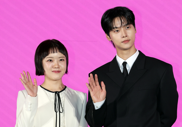 김향기·차학연, 깜찍한 손인사