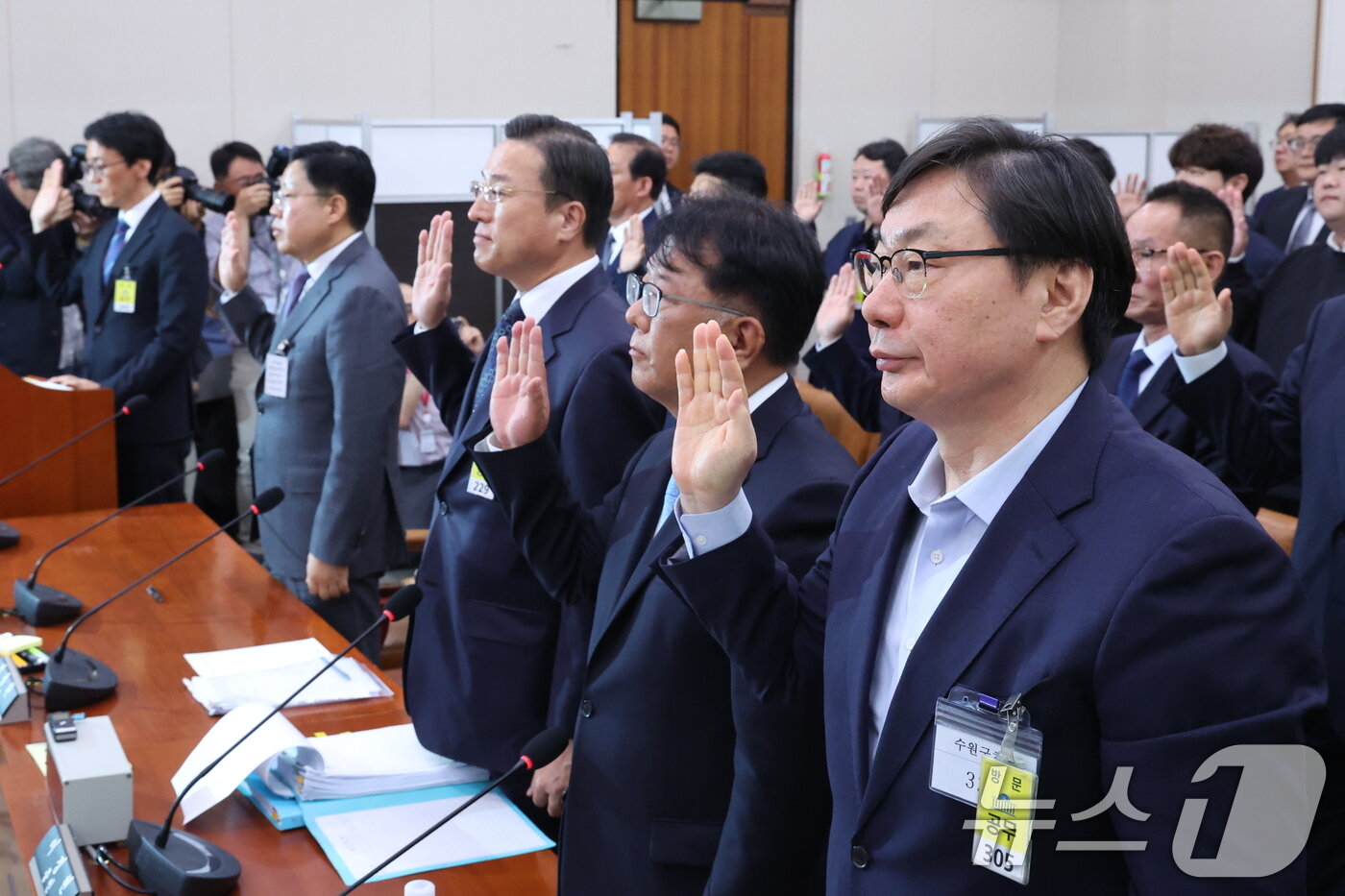 본문 이미지 - 이화영 전 경기도 평화부지사가 14일 서울 여의도 국회 윤석열정권정치검찰조작기소의혹사건진상규명국정조사특별위원회에서 열린 쌍방울 대북송금 조작기소 의혹 사건 청문회에서 증인 선서를 하고 있다. 2026.4.14 ⓒ 뉴스1 신웅수 기자