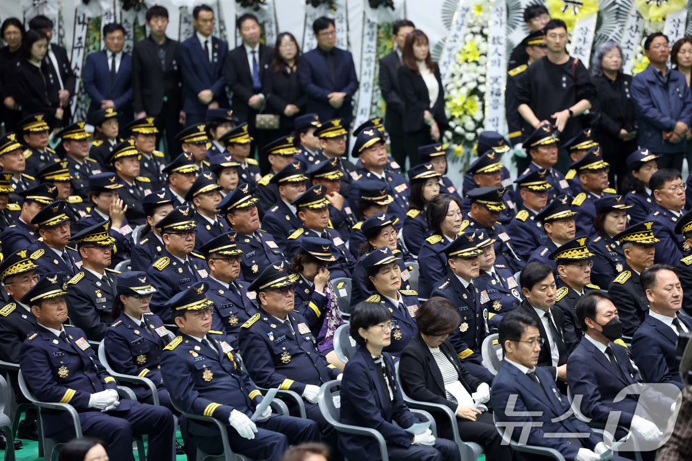 (완도=뉴스1) 박지현 기자 = 14일 전남 완도군 농어민문화체육센터에서 열린 순직 소방공무원 영결식에서 제복을 입은 소방공무원들이 슬픔에 잠겨있다. 2026.4.14/뉴스1