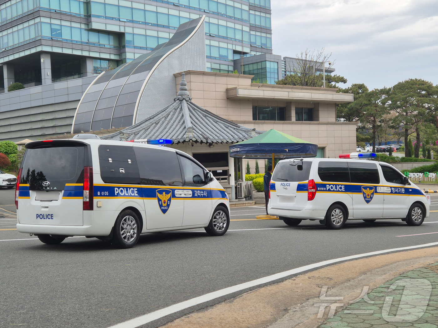 (울산=뉴스1) 박정현 기자 = 14일 오전 지난 9일 우리나라 해군 잠수함인 '홍범도함'에서 발생한 화재로 청소 노동자 1명이 숨진 사고와 관련, 원인 규명을 위한 울산경찰 차량 …