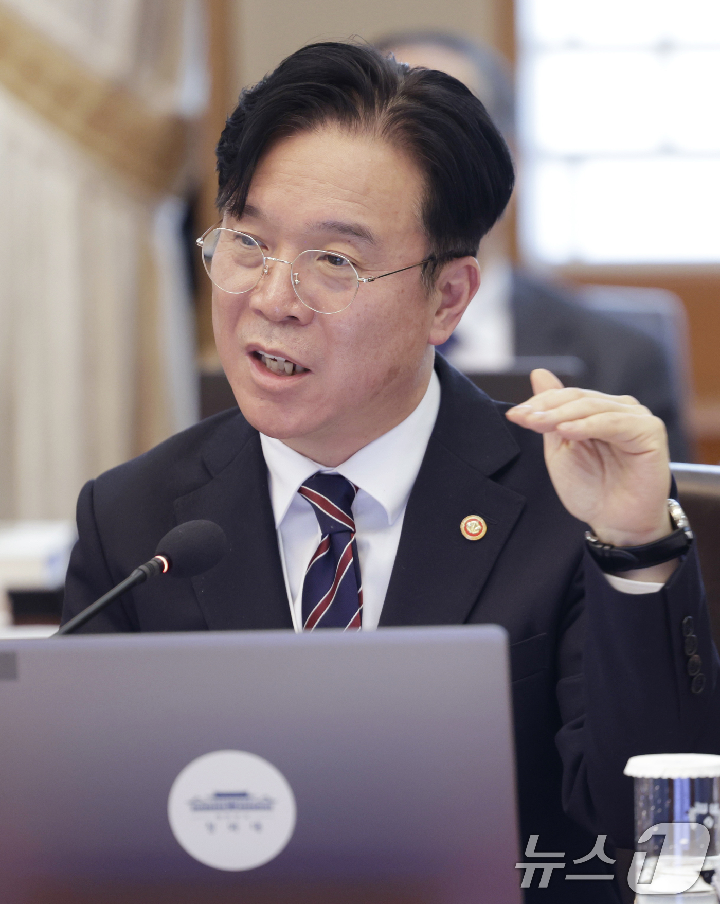 (서울=뉴스1) 이재명 기자 = 김영훈 고용노동부 장관이 14일 청와대에서 열린 제16회 국무회의 겸 제5차 비상경제점검회의에서 재해조사 대상 사망사고 통계 보고를 하고 있다. ( …