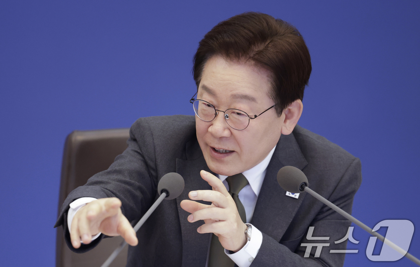 (서울=뉴스1) 이재명 기자 = 이재명 대통령이 14일 청와대에서 열린 제16회 국무회의 겸 제5차 비상경제점검회의에서 발언을 하고 있다. (청와대통신사진기자단) 2026.4.14 …