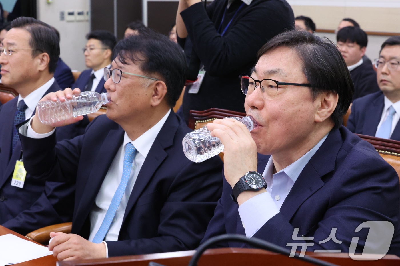 (서울=뉴스1) 신웅수 기자 = 이화영 전 경기도 평화부지사와 서민석 변호사가 14일 서울 여의도 국회 윤석열정권정치검찰조작기소의혹사건진상규명국정조사특별위원회에서 열린 쌍방울 대북 …