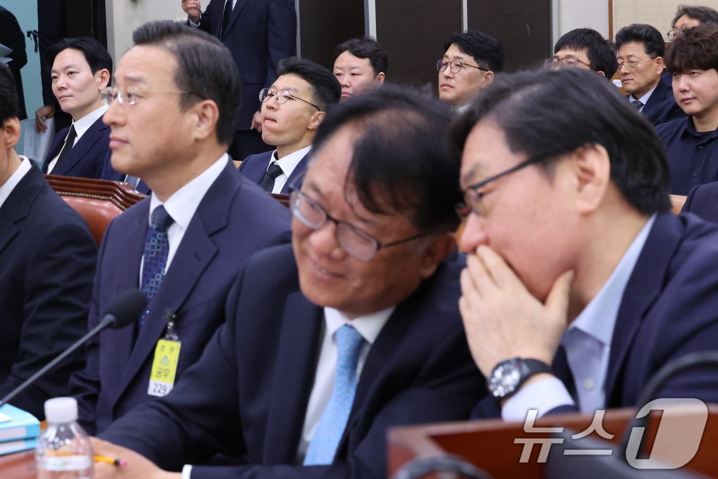 (서울=뉴스1) 신웅수 기자 = 이화영 전 경기도 평화부지사와 서민석 변호사가 14일 서울 여의도 국회 윤석열정권정치검찰조작기소의혹사건진상규명국정조사특별위원회에서 열린 쌍방울 대북 …