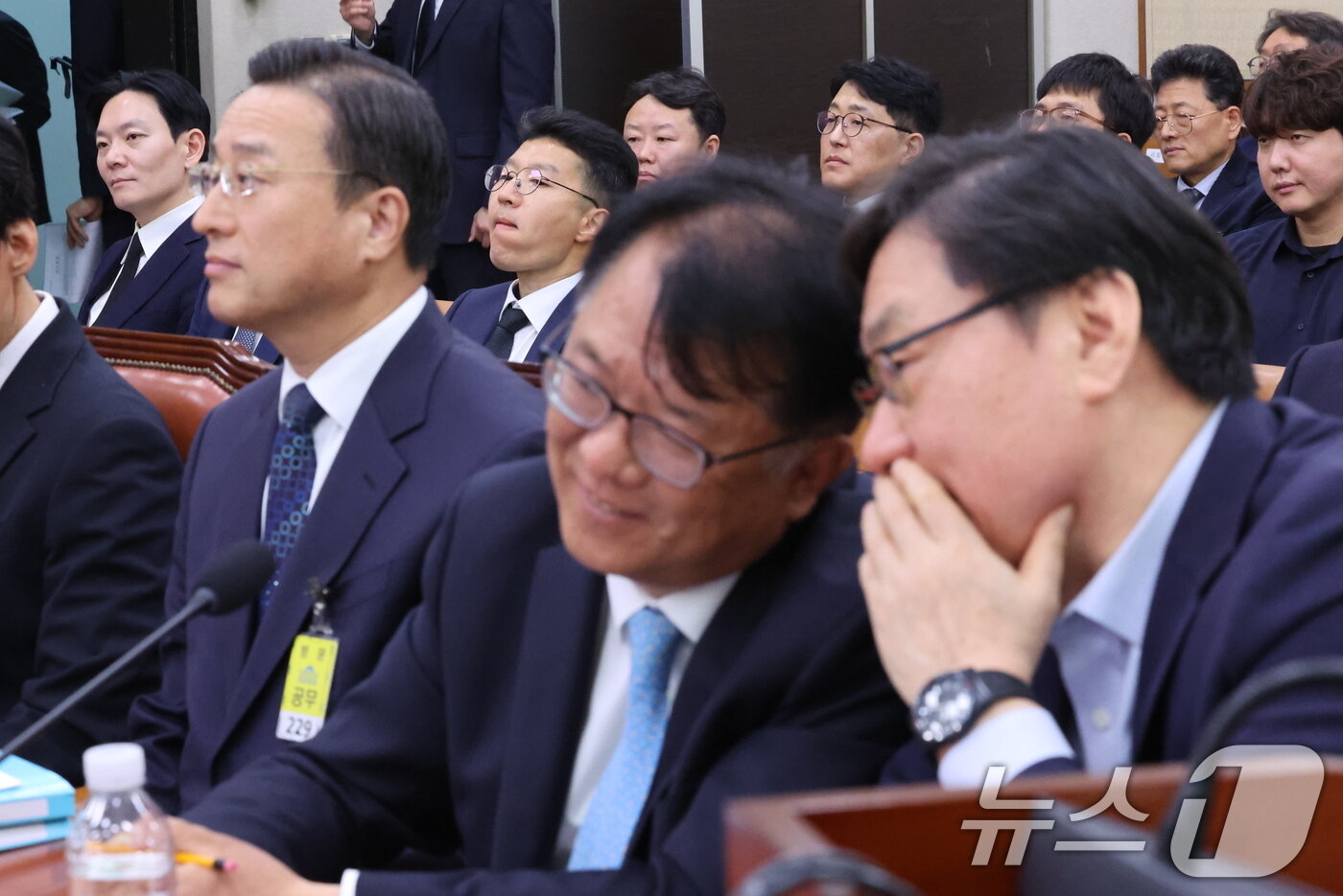 본문 이미지 - 이화영 전 경기도 평화부지사와 서민석 변호사가 14일 서울 여의도 국회 윤석열정권정치검찰조작기소의혹사건진상규명국정조사특별위원회에서 열린 쌍방울 대북송금 조작기소 의혹 사건 청문회에서 대화하는 가운데 박상용 검사가 자리하고 있다. 2026.4.14 ⓒ 뉴스1 신웅수 기자