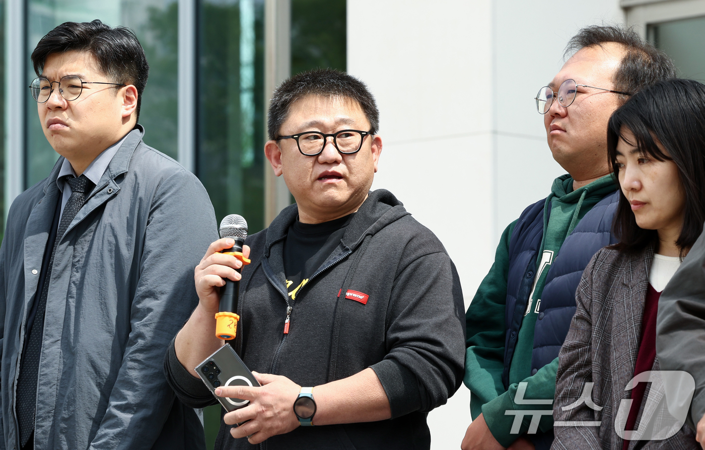 (서울=뉴스1) 최지환 기자 = 14일 서울 송파구 쿠팡 본사 앞에서 열린 쿠팡 산재피해 노동자 박현경 씨 관련 민사소송 제기 기자회견에서 고 박현경 씨 남편 최규석 씨가 유가족 …