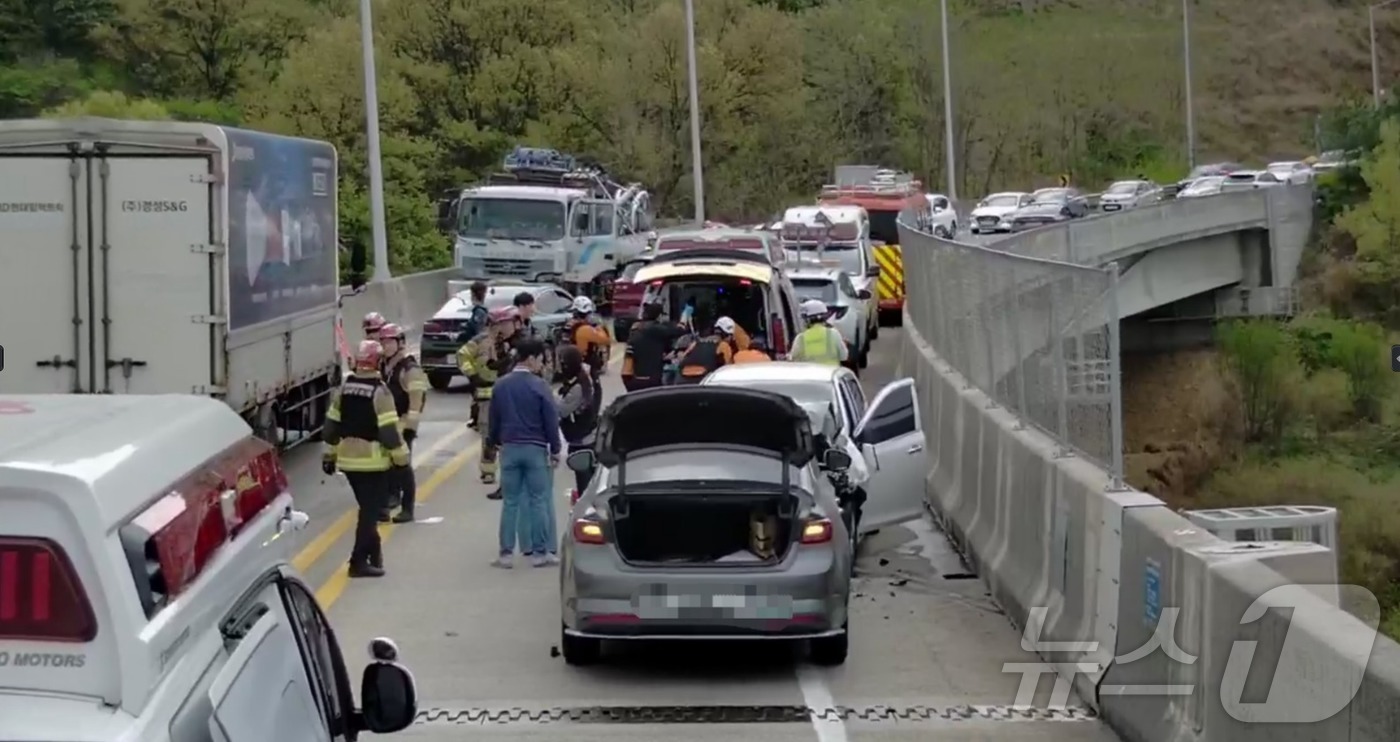 (울산=뉴스1) 박정현 기자 = 14일 오전 9시 25분께 울산 북구 염포산 터널에서 아산로 방향의 고가도로에서 22톤 트럭과 승용차가 충돌하는 사고가 발생해 소방대원들이 현장을 …