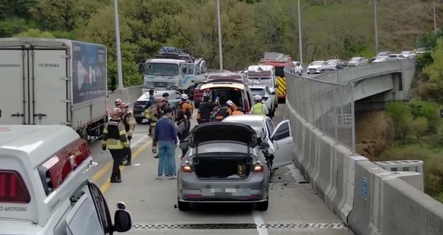 울산 염포산 터널, 트럭과 승용차 충돌 사고
