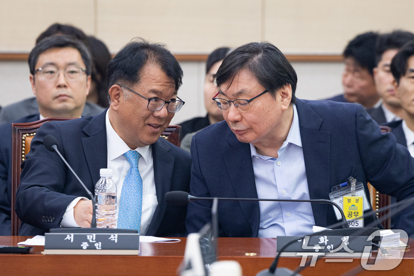 (서울=뉴스1) 유승관 기자 = 이화영 전 경기도 평화부지사(오른쪽)와 서민석 변호사가 14일 서울 여의도 국회에서 열린 제434회 국회(임시회) 윤석열 정권 정치검찰 조작기소 의 …