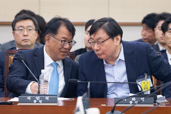 대화 나누는 이화영 전 경기도 평화부지사와 서민석 변호사