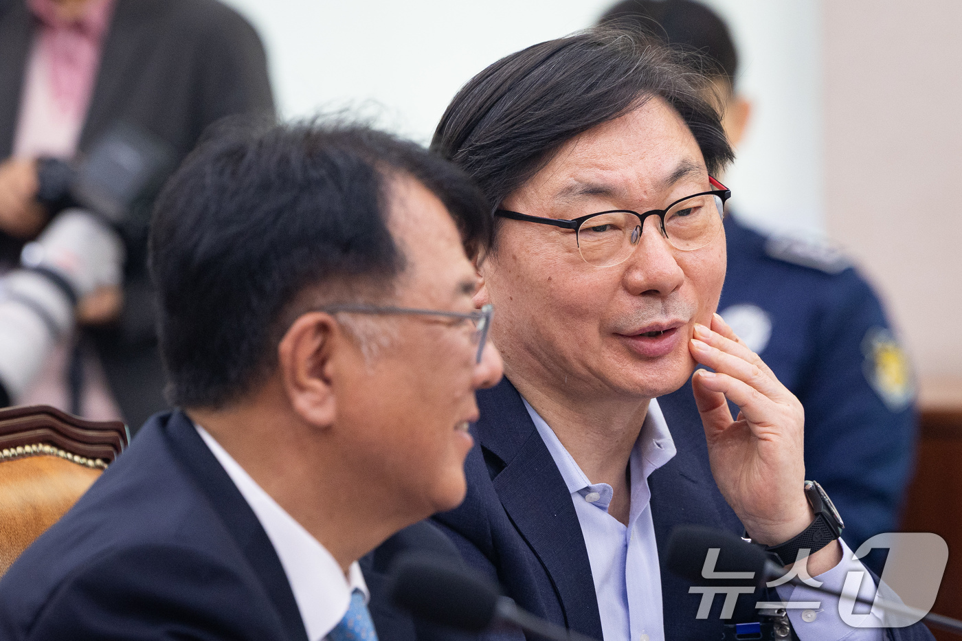 (서울=뉴스1) 유승관 기자 = 이화영 전 경기도 평화부지사(오른쪽)와 서민석 변호사가 14일 서울 여의도 국회에서 열린 제434회 국회(임시회) 윤석열 정권 정치검찰 조작기소 의 …