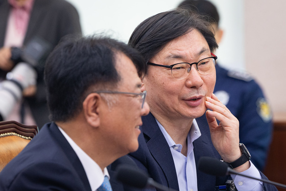 서민석 변호사와 대화하는 이화영