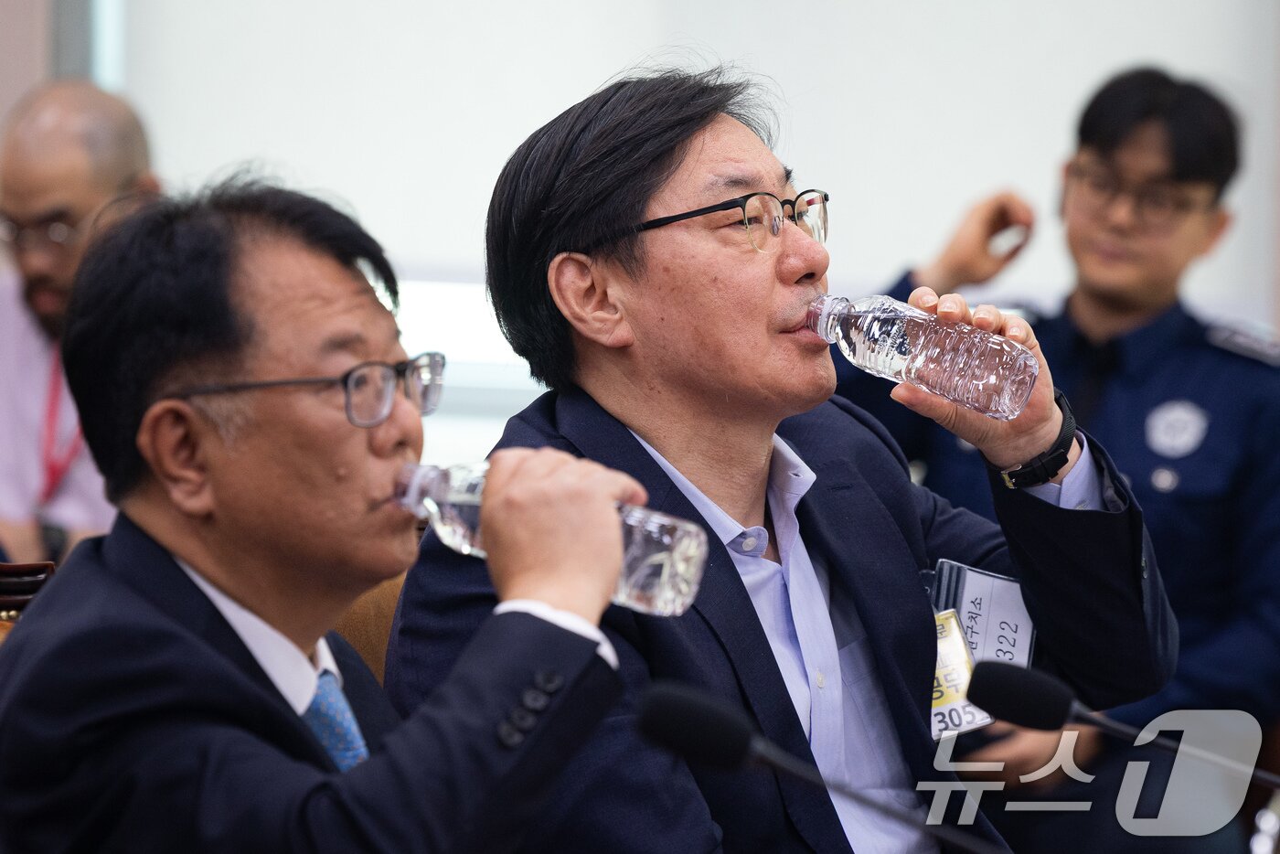 본문 이미지 - 이화영 전 경기도 평화부지사(오른쪽)와 서민석 변호사가 14일 서울 여의도 국회에서 열린 제434회 국회(임시회) 윤석열 정권 정치검찰 조작기소 의혹 사건 진상규명 국정조사특별위원회 쌍방울 대북송금 조작기소 의혹 사건 청문회에 출석해 물을 마시고 있다. ⓒ 뉴스1 유승관 기자