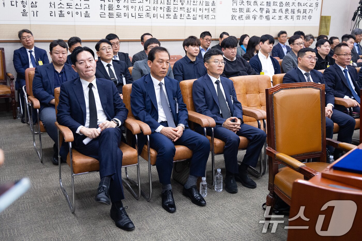 본문 이미지 - '쌍방울 대북 송금' 사건을 수사했던 박상용 검사(앞줄 왼쪽)를 비롯한 증인, 참고인들이 14일 서울 여의도 국회에서 열린 제434회 국회(임시회) 윤석열 정권 정치검찰 조작기소 의혹 사건 진상규명 국정조사특별위원회 쌍방울 대북송금 조작기소 의혹 사건 청문회에 출석해 자리하고 있다. ⓒ 뉴스1 유승관 기자